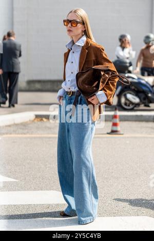 Milano, Italia. 19 settembre 2024. Una modella viene vista al di fuori della sfilata Prada durante la settimana della moda di Milano - donna Autunno/Inverno 2024-2025. (Foto di Stefano Costantino/SOPA Images/Sipa USA) credito: SIPA USA/Alamy Live News Foto Stock