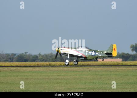 Un P-51 Mustang della commemorativa Air Force decollò all'aeroporto di Sioux City, Iowa, il 19 settembre 2024. L'aereo è a Sioux City per due giorni Foto Stock