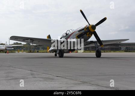 Aerei commemorativi P-51 dell'Air Force presso l'aeroporto di Sioux City, Iowa, il 19 settembre 2024. L'aereo è a Sioux City per una sosta di due giorni, offerta Foto Stock