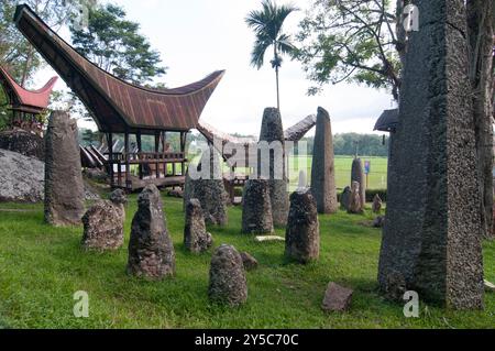 Sito di sepoltura megalitica in pietra Torajan nel villaggio di Bori, Tana Toraja, Sulawesi, Indonesia Foto Stock