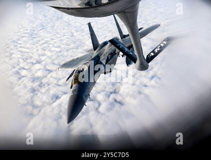 Un F-15C della RAF Lakenheath vola dietro un KC-135 Stratotanker della RAF Mildenhall prima di condurre un treno di rifornimento aereo Foto Stock