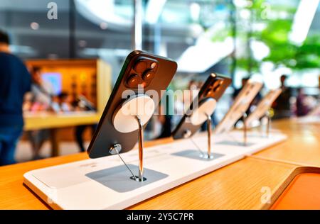 BANGKOK, TAILANDIA - 23 settembre 2024 : Un nuovo iPhone16pro viene esposto presso il centro commerciale Apple Store ICONSIAM Foto Stock