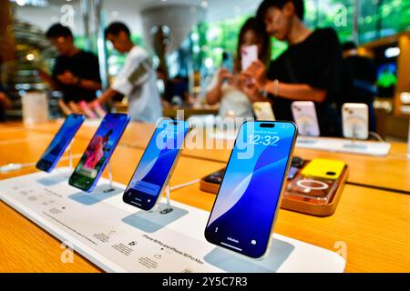 BANGKOK, TAILANDIA - 23 settembre 2024 : Un nuovo iPhone16pro viene esposto presso il centro commerciale Apple Store ICONSIAM Foto Stock