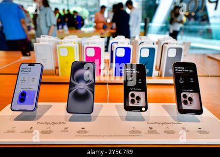 BANGKOK, TAILANDIA - 23 settembre 2024 : Un nuovo iPhone16pro viene esposto presso il centro commerciale Apple Store ICONSIAM Foto Stock