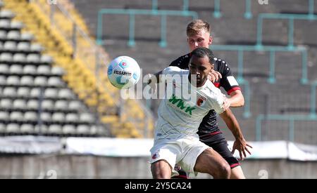 Augusta, Germania. 21 settembre 2024. v.li.: Alexis Julian Claude-Maurice (FC Augsburg II), Fabian Wessig (FC Würzburger Kickers), 21.09.2024, Augusta (Deutschland), Fussball, Regionalliga Bayern, FC AUGSBURG II - FC WÜRZBURGER KICKERS, LE NORMATIVE DFB/DFL VIETANO QUALSIASI USO DI FOTOGRAFIE COME SEQUENZE DI IMMAGINI E/O QUASI-VIDEO. Credito: dpa/Alamy Live News Foto Stock