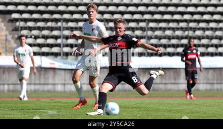 Augusta, Germania. 21 settembre 2024. v.li.: Lucas Ehrlich (FC Augsburg II), Fabian Wessig (FC Würzburger Kickers), 21.09.2024, Augusta (Deutschland), Fussball, Regionalliga Bayern, FC AUGSBURG II - FC WÜRZBURGER KICKERS, LE NORMATIVE DFB/DFL VIETANO QUALSIASI USO DI FOTOGRAFIE COME SEQUENZE DI IMMAGINI E/O QUASI-VIDEO. Credito: dpa/Alamy Live News Foto Stock