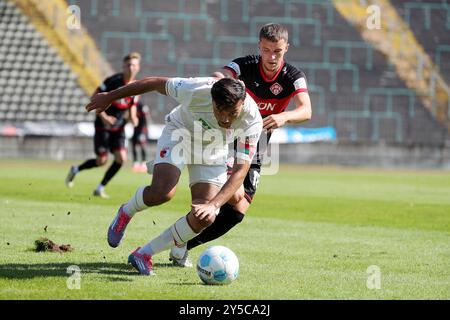 Augusta, Germania. 21 settembre 2024. v.li.: Mahmut CAN Kücüksahin (FC Augsburg II), Maximilian Zaiser (FC Würzburger Kickers), 21.09.2024, Augusta (Deutschland), Fussball, Regionalliga Bayern, FC AUGSBURG II - FC WÜRZBURGER KICKERS, LE NORMATIVE DFB/DFL VIETANO QUALSIASI USO DI FOTOGRAFIE COME SEQUENZE DI IMMAGINI E/O QUASI-VIDEO. Credito: dpa/Alamy Live News Foto Stock