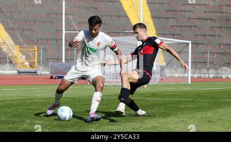 Augusta, Germania. 21 settembre 2024. v.li.: Mahmut CAN Kücüksahin (FC Augsburg II), Moritz Hannemann (FC Würzburger Kickers), 21.09.2024, Augusta (Deutschland), Fussball, Regionalliga Bayern, FC AUGSBURG II - FC WÜRZBURGER KICKERS, LE NORMATIVE DFB/DFL VIETANO QUALSIASI USO DI FOTOGRAFIE COME SEQUENZE DI IMMAGINI E/O QUASI-VIDEO. Credito: dpa/Alamy Live News Foto Stock