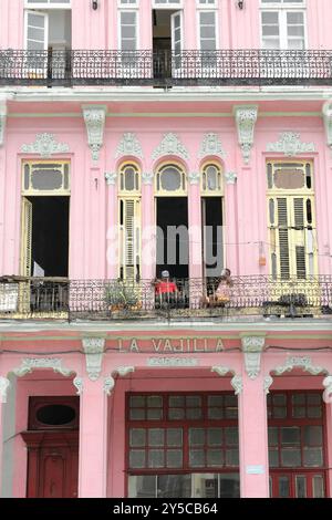 721 pareti rosa, modanature bianche, persiane gialle pallide, facciata in stile eclettico dell'ex edificio la Vajilla, angolo Calle Galiano-Zanja Avenue. L'Avana-Cuba Foto Stock