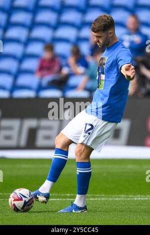 Calum Chambers di Cardiff City durante il riscaldamento pre-partita in vista della partita del Campionato Sky Bet Cardiff City vs Leeds United al Cardiff City Stadium, Cardiff, Regno Unito, 21 settembre 2024 (foto di Craig Thomas/News Images), il 21 settembre 2024. (Foto di Craig Thomas/News Images/Sipa USA) credito: SIPA USA/Alamy Live News Foto Stock