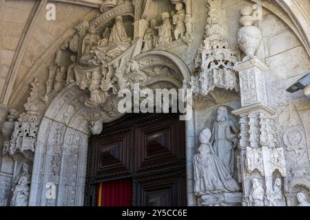 Il Monastero di Jerónimos , il portale occidentale, passaggio dallo stile gotico al Rinascimento, dello scultore Nicolau Chanterene, 1517 Portogallo, Europa. Foto Stock