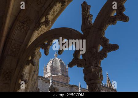 Viste delle torri dal balcone del monastero di Jerónimos che mostra intricate sculture in pietra, il Monumento Nazionale e il sito Patrimonio dell'Umanità dell'UNESCO. Foto Stock