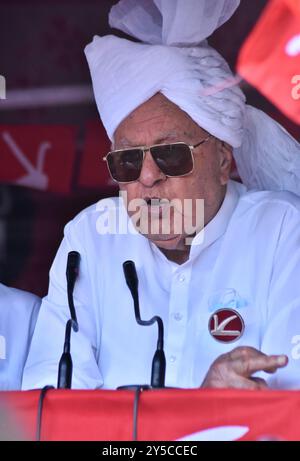 Srinagar, India. 21 settembre 2024. Faroooq Abdullah, leader del partito della Conferenza Nazionale del Kashmir e Jammu, parla durante una manifestazione elettorale. (Foto di Mubashir Hassan/Pacific Press) credito: Pacific Press Media Production Corp./Alamy Live News Foto Stock