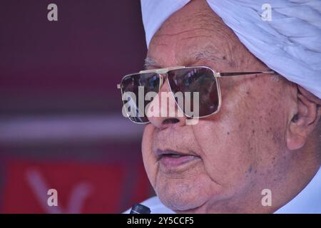 Srinagar, India. 21 settembre 2024. Faroooq Abdullah, leader del partito della Conferenza Nazionale del Kashmir e Jammu, parla durante una manifestazione elettorale. (Foto di Mubashir Hassan/Pacific Press) credito: Pacific Press Media Production Corp./Alamy Live News Foto Stock