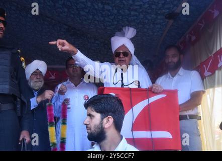 Srinagar, India. 21 settembre 2024. Faroooq Abdullah, leader del partito della Conferenza Nazionale del Kashmir e Jammu, parla durante una manifestazione elettorale. (Foto di Mubashir Hassan/Pacific Press) credito: Pacific Press Media Production Corp./Alamy Live News Foto Stock