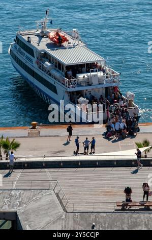 IHydrofoil terminal imbarco Molo Beverello Napoli Italia / mbarco aliscafi terminal del Molo Beverello di Napoli Italia Foto Stock