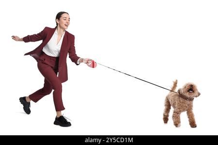 Giovane donna che cammina il suo cane su sfondo bianco Foto Stock