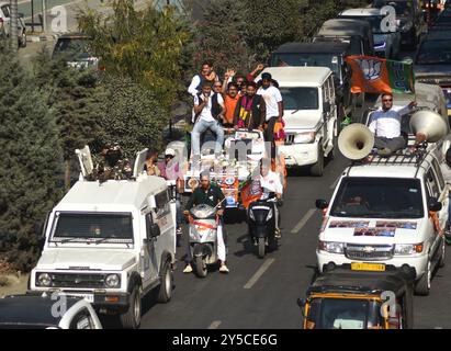 Srinagar, Jammu e Kashmir, India. 21 settembre 2024. Il candidato del BJP Aijaz Husaain durante un Road show a Srinagar in vista della seconda fase delle elezioni dell'Assemblea. (Credit Image: © Mubashir Hassan/Pacific Press via ZUMA Press Wire) SOLO PER USO EDITORIALE! Non per USO commerciale! Foto Stock