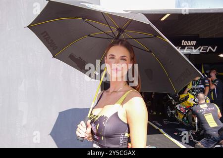 Umbrella girl sta posato durante il Campionato del mondo FIM Motul Superbike - gara 1 del round italiano Acerbis sul circuito di Cremona a San Martino del Lago il 21 settembre 2024, Cremona, Italia. Foto Stock