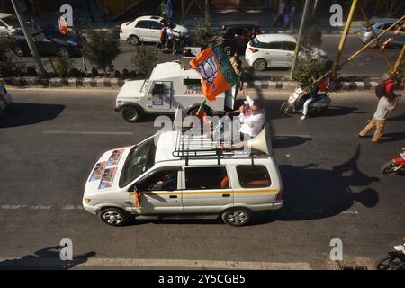 Srinagar, Jammu e Kashmir, India. 21 settembre 2024. Il candidato del BJP Aijaz Husaain durante un Road show a Srinagar in vista della seconda fase delle elezioni dell'Assemblea. (Credit Image: © Mubashir Hassan/Pacific Press via ZUMA Press Wire) SOLO PER USO EDITORIALE! Non per USO commerciale! Foto Stock