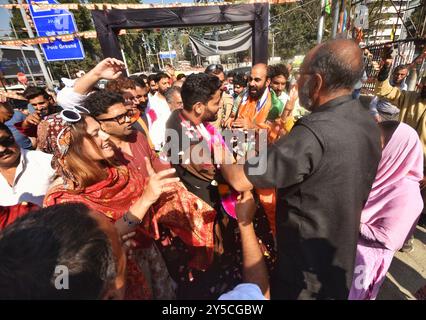 Srinagar, Jammu e Kashmir, India. 21 settembre 2024. Il candidato del BJP Aijaz Husaain durante un Road show a Srinagar in vista della seconda fase delle elezioni dell'Assemblea. (Credit Image: © Mubashir Hassan/Pacific Press via ZUMA Press Wire) SOLO PER USO EDITORIALE! Non per USO commerciale! Foto Stock