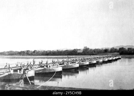 WWI 1916 North West Frontier, India britannica. Pontoon Bridge, Nowshera Foto Stock