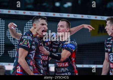 10 Wassim Ben Tara (Sir Susa Vim Perugia) e 17 Oleh Plotnytskyi (Sir Susa Vim Perugia) eultation durante Sir Susa Vim Perugia vs gas Sales Bluenergy Piacenza, Volley Italian Supercup Men Match a Firenze, Italia, 21 settembre 2024 Foto Stock