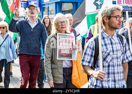 Dorchester, Regno Unito, 21 settembre 2024, attivisti pro-palestinesi di Marching che affermano che c'è "sangue sulle mani di Starmer" durante una marcia "fine del genocidio - smettere di armare Israele" nel centro di Dorchester. La campagna di solidarietà della Palestina del Dorset si è riunita per protestare al di fuori della Barclays Bank, che il gruppo sostiene stia finanziando la guerra di Israele contro Hamas a Gaza. Accreditamento John Rose/Alamy Live News Foto Stock