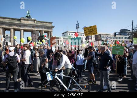 Berlino, Germania. 21 settembre 2024. Migliaia di manifestanti hanno marciato silenziosamente attraverso il centro di Berlino sabato 21 settembre 2024, nell'annuale "marcia per la vita" organizzata dall'Associazione federale per il diritto alla vita, per protestare contro l'aborto, l'eutanasia, la ricerca sulle cellule staminali e la diagnosi genetica pre-impianto. I partecipanti si sono riuniti presso l'iconica porta di Brandeburgo, portando con sé croci che simboleggiano i bambini non ancora nati mentre procedevano attraverso il centro della città. Crediti: ZUMA Press, Inc./Alamy Live News Foto Stock