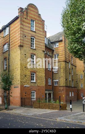 The Boundary Estate, Tower Hamlets, Londra E2. Edifici di Culham visti da Rochelle Street. Foto Stock
