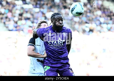 Liegi, Belgio. 21 settembre 2024. Rein Van Helden e Charly Keita di Beerschot lottano per il pallone durante una partita di calcio tra Beerschot va e Sint-Truiden VV, ad Anversa, l'otto giorno della stagione 2024-2025 della prima divisione del campionato belga della 'Jupiler Pro League', sabato 21 settembre 2024. BELGA PHOTO MAARTEN STRAETEMANS credito: Belga News Agency/Alamy Live News Foto Stock