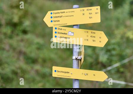 Berchtesgadener Land, Deutschland 17. Settembre 2024: IM Bild: Schild Wanderwege mit Zeitangaben Berchtesgadener Land Bayern *** Berchtesgadener Land, Germania 17 settembre 2024 nella foto cartello sentieri escursionistici con informazioni sul tempo Berchtesgadener Land Baviera Copyright: XFotostandx/xWassmuthx Foto Stock