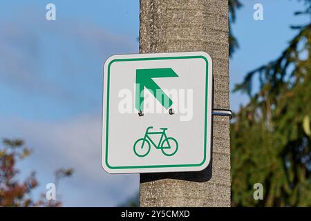 Berchtesgadener Land, Deutschland 17. Settembre 2024: Im Bild: Schild, Hinweis auf Radweg, Berchtesgadener Land Bayern *** Berchtesgadener Land, Germania 17 settembre 2024 nel cartello in foto, indicazione della pista ciclabile, Berchtesgadener Land Baviera Copyright: XFotostandx/xWassmuthx Foto Stock