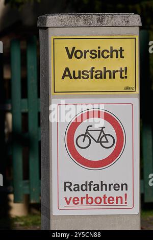 Berchtesgadener Land, Deutschland 17. Settembre 2024: Im Bild: Schild, Vorsicht Ausfahrt, Radfahren verboten. Berchtesgadener Land Bayern *** Berchtesgadener Land, Germania 17 settembre 2024 nella foto cartello, attenzione uscita, bicicletta vietata Berchtesgadener Land Baviera Copyright: XFotostandx/xWassmuthx Foto Stock