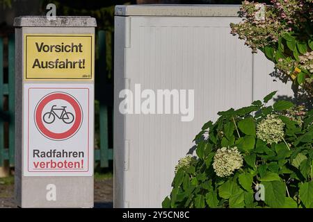 Berchtesgadener Land, Deutschland 17. Settembre 2024: Im Bild: Schild, Vorsicht Ausfahrt, Radfahren verboten. Berchtesgadener Land Bayern *** Berchtesgadener Land, Germania 17 settembre 2024 nella foto cartello, attenzione uscita, bicicletta vietata Berchtesgadener Land Baviera Copyright: XFotostandx/xWassmuthx Foto Stock