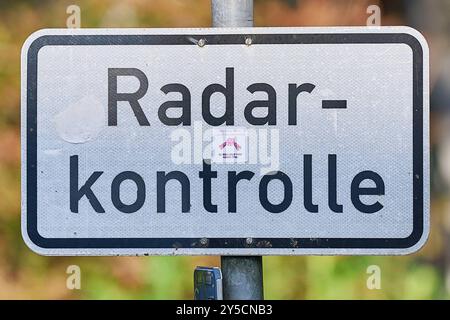 Berchtesgadener Land, Deutschland 17. Settembre 2024: Im Bild: Schild, Radarkontrolle, Zusatzschild Berchtesgadener Land Bayern *** Berchtesgadener Land, Germania 17 settembre 2024 nell'immagine insegna, controllo radar, segno aggiuntivo Berchtesgadener Land Bavaria Copyright: XFotostandx/xWassmuthx Foto Stock