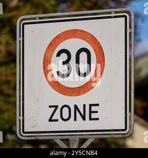 Berchtesgadener Land, Deutschland 17. Settembre 2024: IM Bild: Schild, zona 30 km/h Berchtesgadener Land Bayern *** Berchtesgadener Land, Germania 17 settembre 2024 nel cartello in foto, zona 30 km h Berchtesgadener Land Baviera Copyright: XFotostandx/xWassmuthx Foto Stock