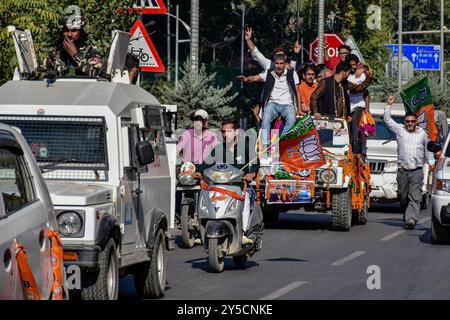 Srinagar, India. 21 settembre 2024. I sostenitori del Bharatiya Janata Party (BJP) prendono parte a una manifestazione elettorale, prima della seconda fase dei sondaggi di assemblea a Srinagar. Credito: SOPA Images Limited/Alamy Live News Foto Stock