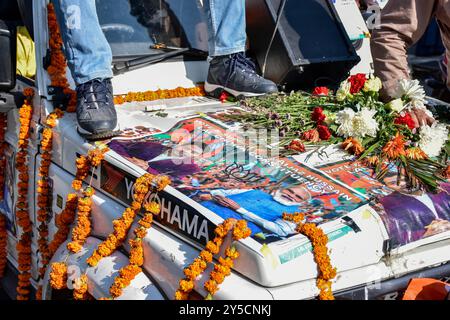 Srinagar, India. 21 settembre 2024. I manifesti del candidato del Partito Bharatiya Janata (BJP) sono visti durante una manifestazione elettorale, prima della seconda fase dei sondaggi di assemblea a Srinagar. Credito: SOPA Images Limited/Alamy Live News Foto Stock