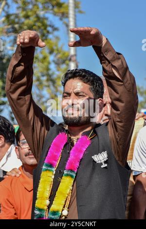 Srinagar, India. 21 settembre 2024. Il candidato del partito Bharatiya Janata Aijaz Hussain reagisce durante una manifestazione elettorale, prima della seconda fase dei sondaggi di assemblea a Srinagar. Credito: SOPA Images Limited/Alamy Live News Foto Stock