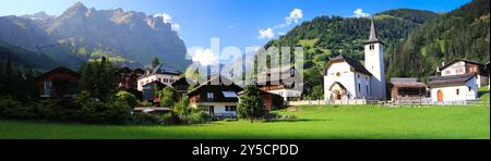 Scenario della Svizzera . Bellissimo villaggio tradizionale di Inden nel Canton Vallese. panorama panoramico con tipiche case in legno e chiesetta Foto Stock