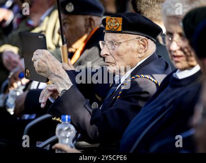 DRIEL - Un veterano scatta una foto con il suo telefono durante la 80a commemorazione per commemorare il contributo della 1a Brigata paracadutisti indipendente polacca alla Battaglia di Arnhem. Un anno di commemorazione della liberazione, iniziata nei Paesi Bassi nel settembre 1944, si sta svolgendo in tutto il paese. ANP KOEN VAN WEEL netherlands Out - belgio Out Foto Stock