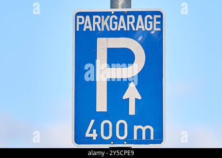 Berchtesgadener Land, Deutschland 17. Settembre 2024: IM Bild: Schild, Parkgarage in 400 m Berchtesgadener Land Bayern *** Berchtesgadener Land, Germania 17 settembre 2024 nel cartello della foto, parcheggio in 400 m Berchtesgadener Land Baviera Copyright: XFotostandx/xWassmuthx Foto Stock