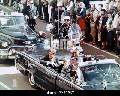 Il corteo del presidente Kennedy sulla Main Street di Dallas con Jackie e il governatore Connally poco prima dei tragici eventi del 22 novembre 1963 Foto Stock