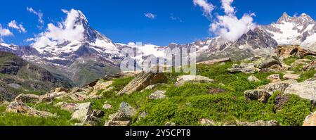 Famosi itinerari escursionistici in Svizzera , Canton Vallese - cinque laghi di montagna più belli di Zermatt. Vista panoramica dell'iconica montagna del Cervino Foto Stock