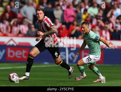 Sheffield, Regno Unito. 21 settembre 2024. Harry Souttar dello Sheffield United si allontana da Jerry Yates della contea di Derby durante il match per lo Sky Bet Championship a Bramall Lane, Sheffield. Il credito per immagini dovrebbe essere: Simon Bellis/Sportimage Credit: Sportimage Ltd/Alamy Live News Foto Stock