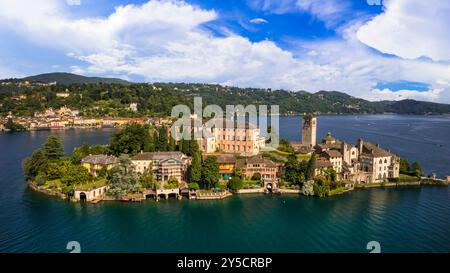 I borghi più belli d'italia - unica e romantica isola di San Giulio in Lago d'Orta in Piemonte, provincia di Novara . vista aerea con drone Foto Stock