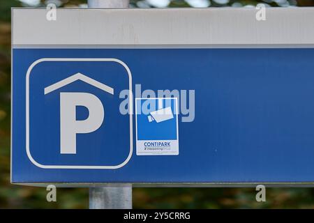 Berchtesgadener Land, Deutschland 17. Settembre 2024: IM Bild: Schild, Parkgarage videoüberwacht Berchtesgadener Land Bayern *** Berchtesgadener Land, Germania 17 settembre 2024 nel cartello della foto, parcheggio sorvegliato video Berchtesgadener Land Baviera Copyright: XFotostandx/xWassmuthx Foto Stock