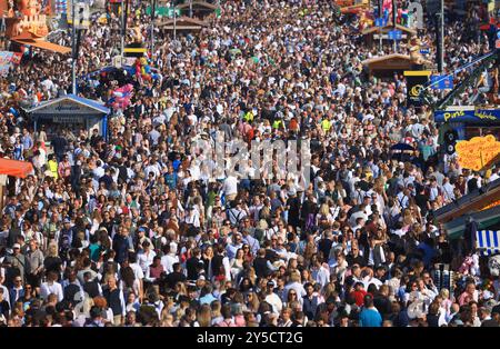 Monaco, Germania. 21 settembre 2024. I visitatori dell'Oktoberfest attraversano a piedi il Theresienwiese. Il Wiesn si svolge dal 21 settembre al 6 ottobre 2024. Crediti: Karl-Josef Hildenbrand/dpa/Alamy Live News Foto Stock