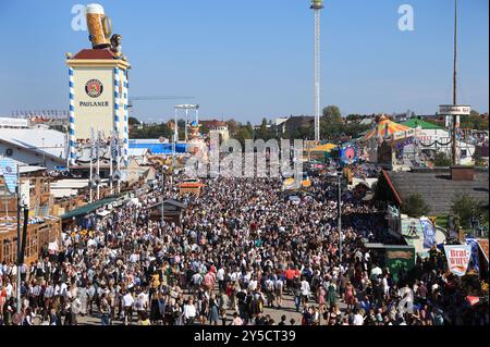 Monaco, Germania. 21 settembre 2024. I visitatori dell'Oktoberfest attraversano a piedi il Theresienwiese. Il Wiesn si svolge dal 21 settembre al 6 ottobre 2024. Crediti: Karl-Josef Hildenbrand/dpa/Alamy Live News Foto Stock